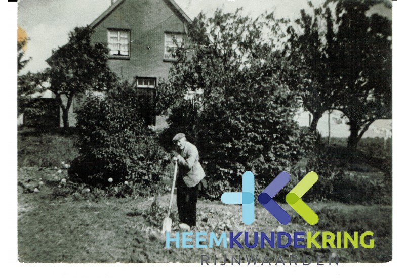 Kleefsecamp Opa Vreman op Pannerdense Waard in tuin - Coll. J.Ubbink